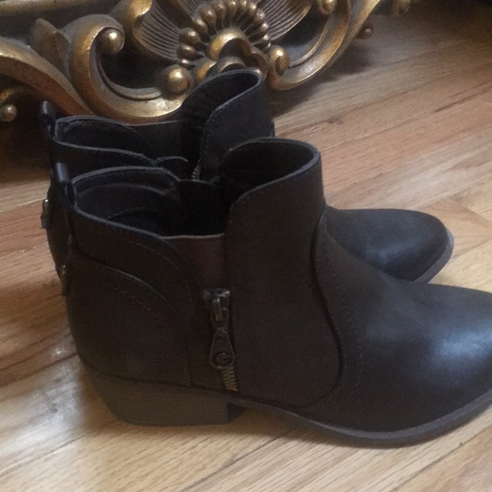 Short heel boots
